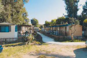 Camping Village Sporting Club - Mobilheime mit Terrasse auf dem Campingplatz