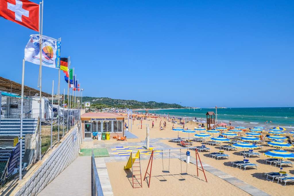 Camping Village Terrazza sul Mare  -  Strand mit Spielplatz und Bistro