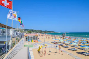Camping Village Terrazza sul Mare - Strand mit Spielplatz und Bistro