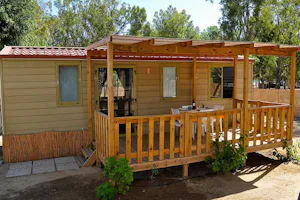 Camping Village Tiliguerta - Mobilheim mit Terrasse auf dem Campingplatz