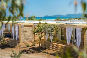Camping Village Tiliguerta - Mobilheime mit Terrasse auf dem Campingplatz