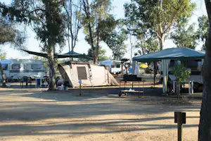 Camping Village Tiliguerta - Wohnwagen- und Zeltstellplatz zwischen Bäumen auf dem Campingplatz