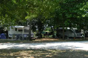 Camping Village Torre Pendente - Wohnwagen- und Zeltstellplatz im Schatten auf dem Campingplatz