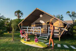 Camping Village Torre Rinalda - Mobilheim mit Terrasse auf dem Campingplatz