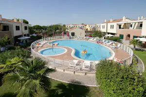 Camping Village Villa al Mare - Poolbereich mit Liegestühlen in der Sonne auf dem Campingplatz