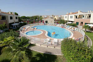 Camping Village Villa al Mare - Poolbereich mit Liegestühlen in der Sonne auf dem Campingplatz