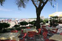 Camping Village Villa al Mare  -  Restaurant mit Terrasse und Blick auf den Strand