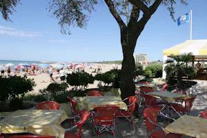 Camping Village Villa al Mare - Restaurant mit Terrasse und Blick auf den Strand