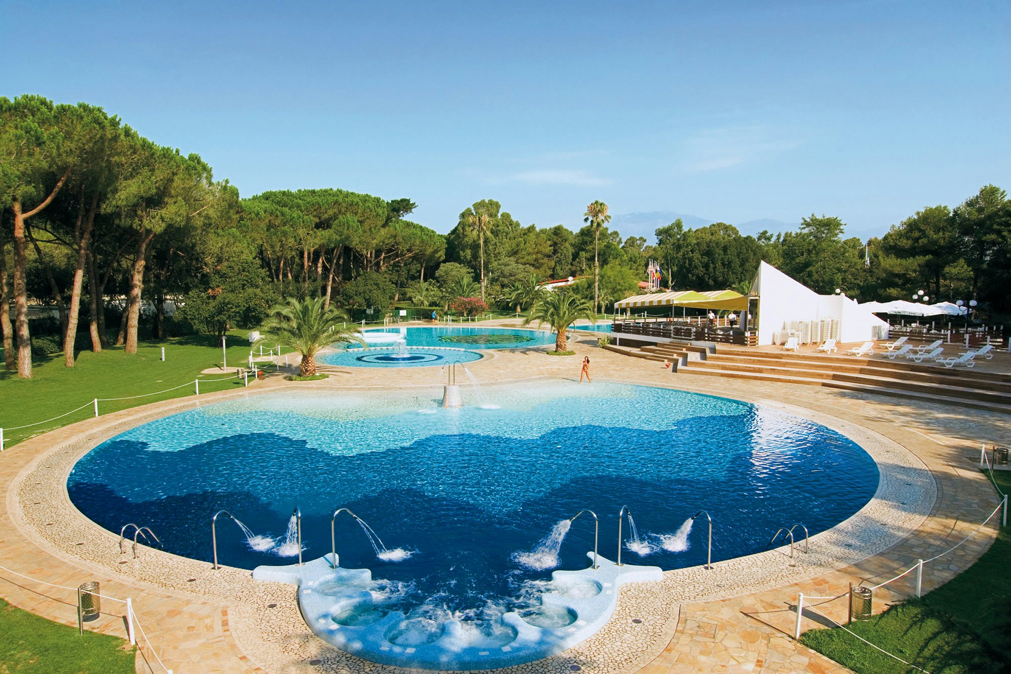 Camping Villaggio Baia Domizia  -  Poolbereich auf dem Campingplatz