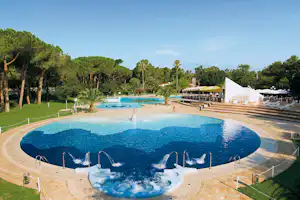 Camping Villaggio Baia Domizia - Poolbereich auf dem Campingplatz