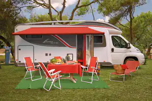 Camping Villaggio Baia Domizia - Wohnmobilstellplatz zwischen Bäumen auf dem Campingplatz