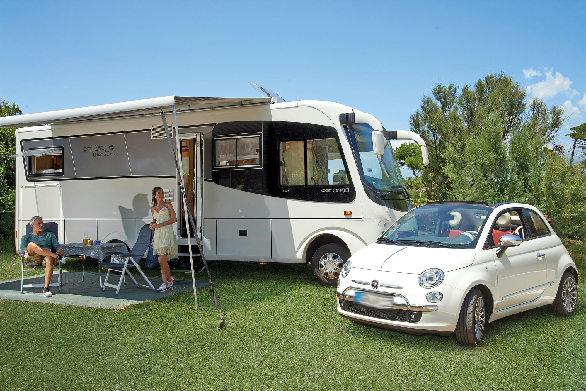 Camping Villaggio Baia Domizia  -  Wohnwagen- und Zeltstellplatz auf grüner Wiese auf dem Campingplatz