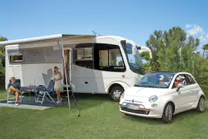 Camping Villaggio Baia Domizia - Wohnwagen- und Zeltstellplatz auf grüner Wiese auf dem Campingplatz