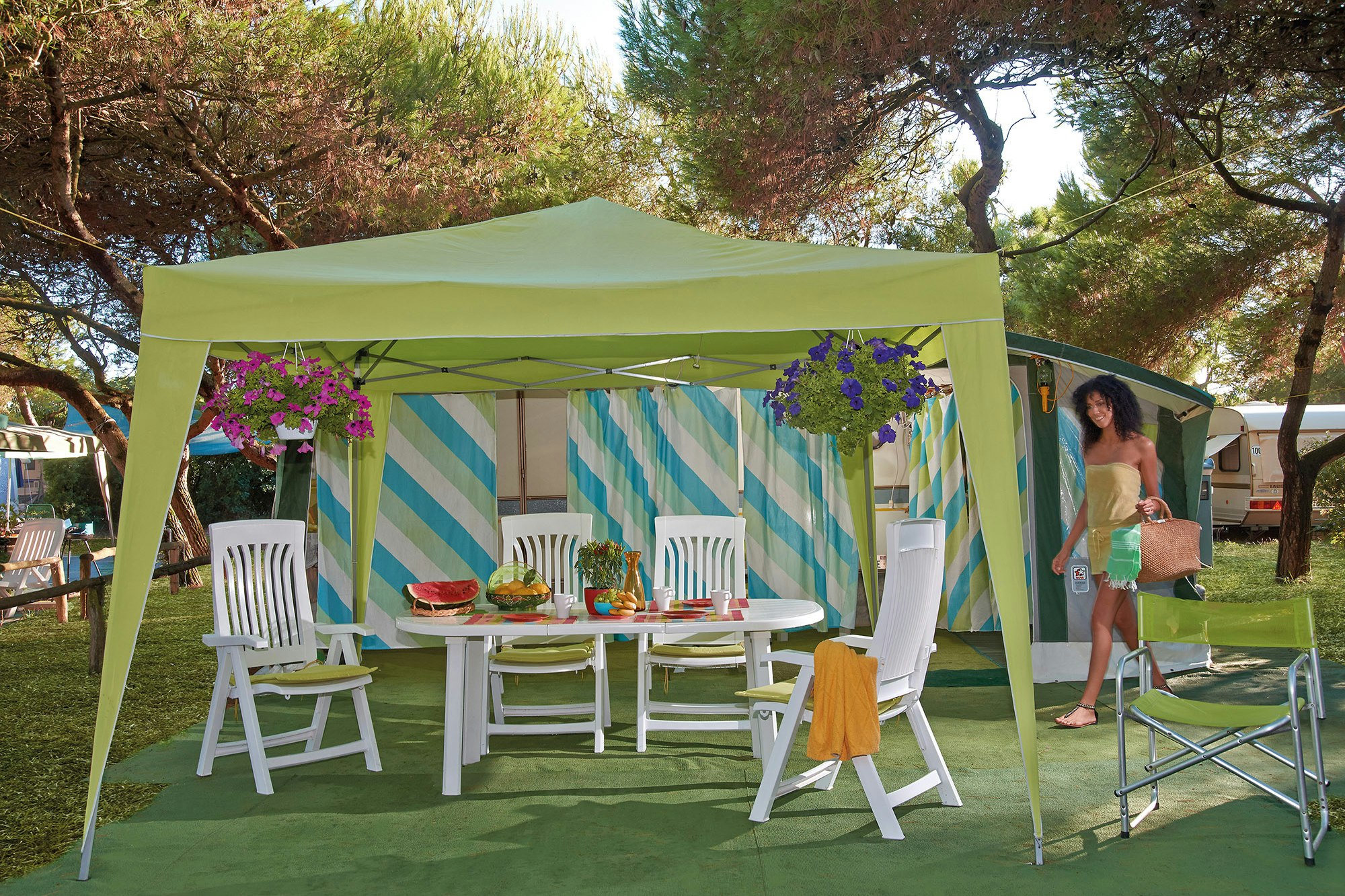 Camping Villaggio Baia Domizia  -  Wohnwagenstellplatz auf grüner Wiese auf dem Campingplatz