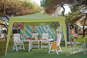 Camping Villaggio Baia Domizia - Wohnwagenstellplatz auf grüner Wiese auf dem Campingplatz
