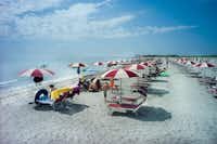Camping Villaggio Barricata  -  Strand mit Sonnenschirmen und Liegestühlen am Campingplatz