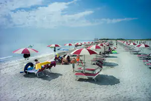 Camping Villaggio Barricata - Strand mit Sonnenschirmen und Liegestühlen am Campingplatz