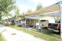 Camping Villaggio Barricata  -  Wohnwagen- und Zeltstellplatz im Schatten auf dem Campingplatz