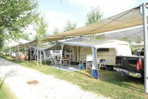 Camping Villaggio Barricata - Wohnwagen- und Zeltstellplatz im Schatten auf dem Campingplatz