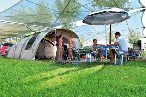 Camping Villaggio Barricata - Zeltstellplatz auf grüner Wiese auf dem Campingplatz