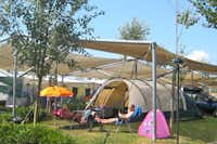Camping Villaggio Barricata  -  Zeltstellplatz im Schatten auf dem Campingplatz