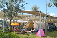 Camping Villaggio Barricata  -  Zeltstellplatz im Schatten auf dem Campingplatz