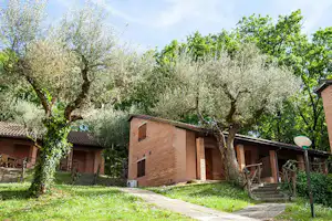 Camping Villaggio Cerquestra - Chalet mit Terrasse auf dem Campingplatz