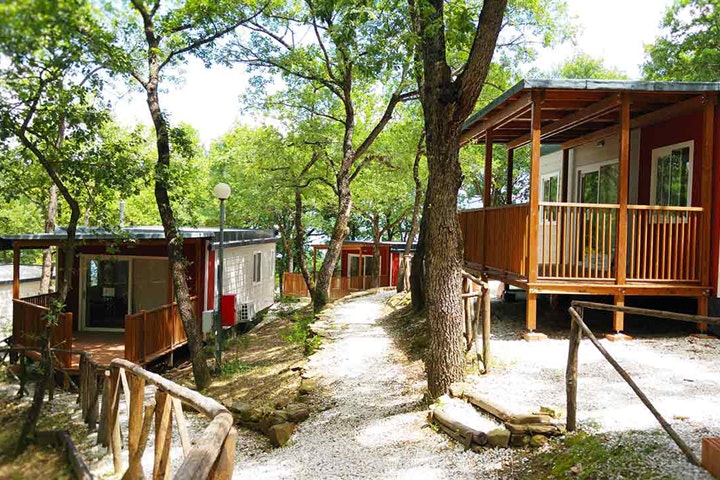 Camping Villaggio Cerquestra - Mobilheim mit Terrasse auf dem Campingplatz 