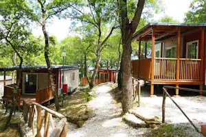 Camping Villaggio Cerquestra - Mobilheim mit Terrasse auf dem Campingplatz