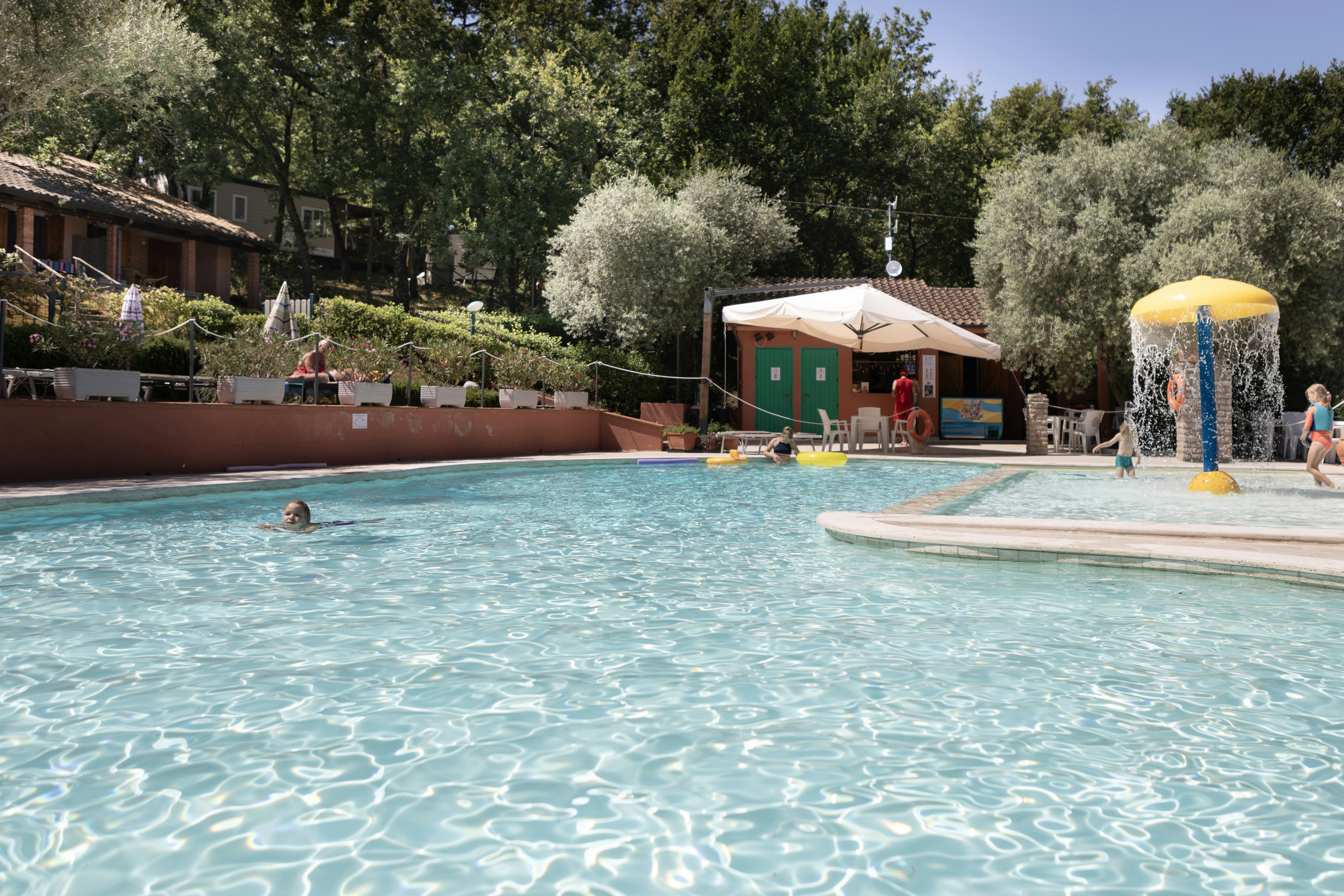 Camping Villaggio Cerquestra - Pool auf dem Campingplatz