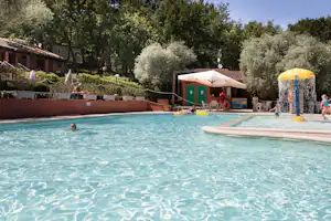 Camping Villaggio Cerquestra - Pool auf dem Campingplatz