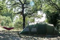 Camping Villaggio Cerquestra - Stellplätze  im Schatten der Bäume  auf dem Campingplatz 