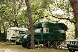 Camping Villaggio Cerquestra - Wohnmobile auf Standplätzen