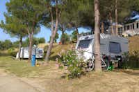 Camping Villaggio Cerquestra - Wohnwagen  wischen Bäumen  auf dem Campingplatz 