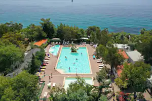 Camping Villaggio dei Fiori - Campingplatz mit Freibad aus der Vogelperspektive