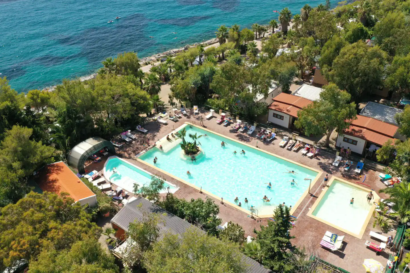 Camping Villaggio dei Fiori - Luftaufnahme des Campingplatzes mit Pool
