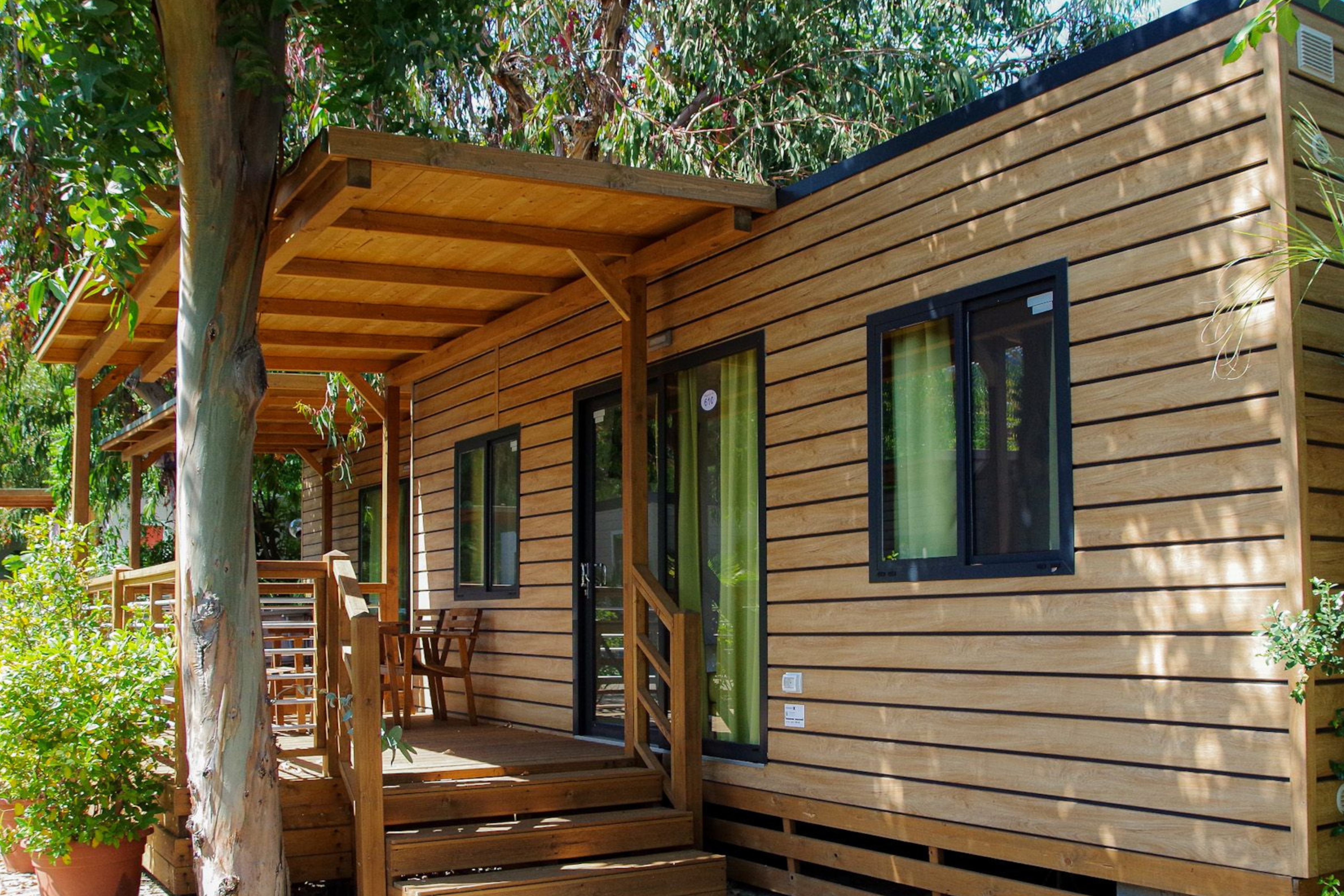 Camping Villaggio dei Fiori  - Mobilheim mit Terrasse auf dem Campingplatz