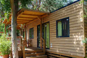 Camping Villaggio dei Fiori - Mobilheim mit Terrasse auf dem Campingplatz
