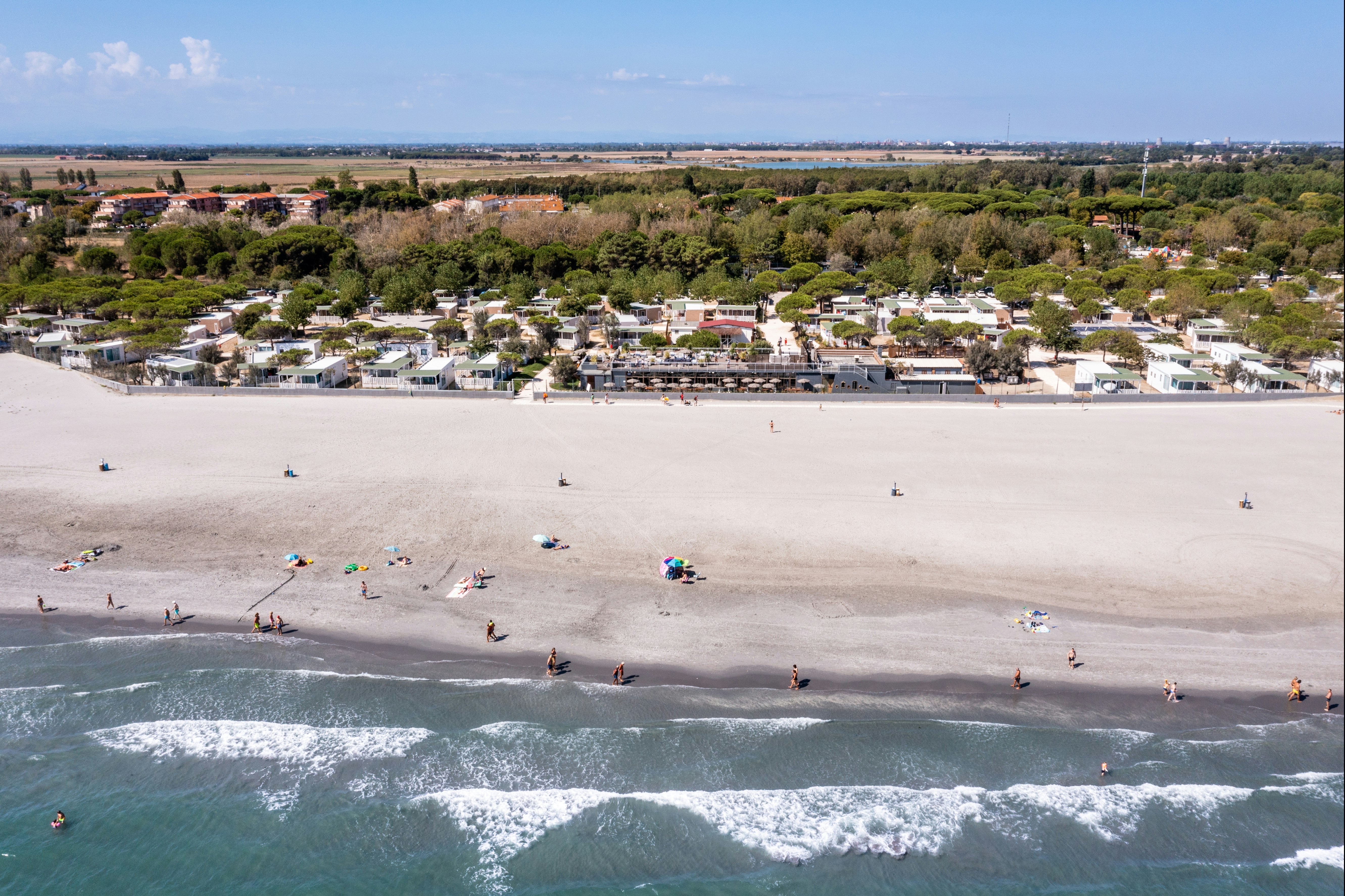 Camping Villaggio dei Pini - Luftaufnahme des Campingplatzes am Meer