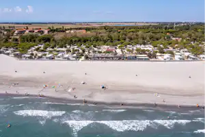 Camping Villaggio dei Pini - Luftaufnahme des Campingplatzes am Meer