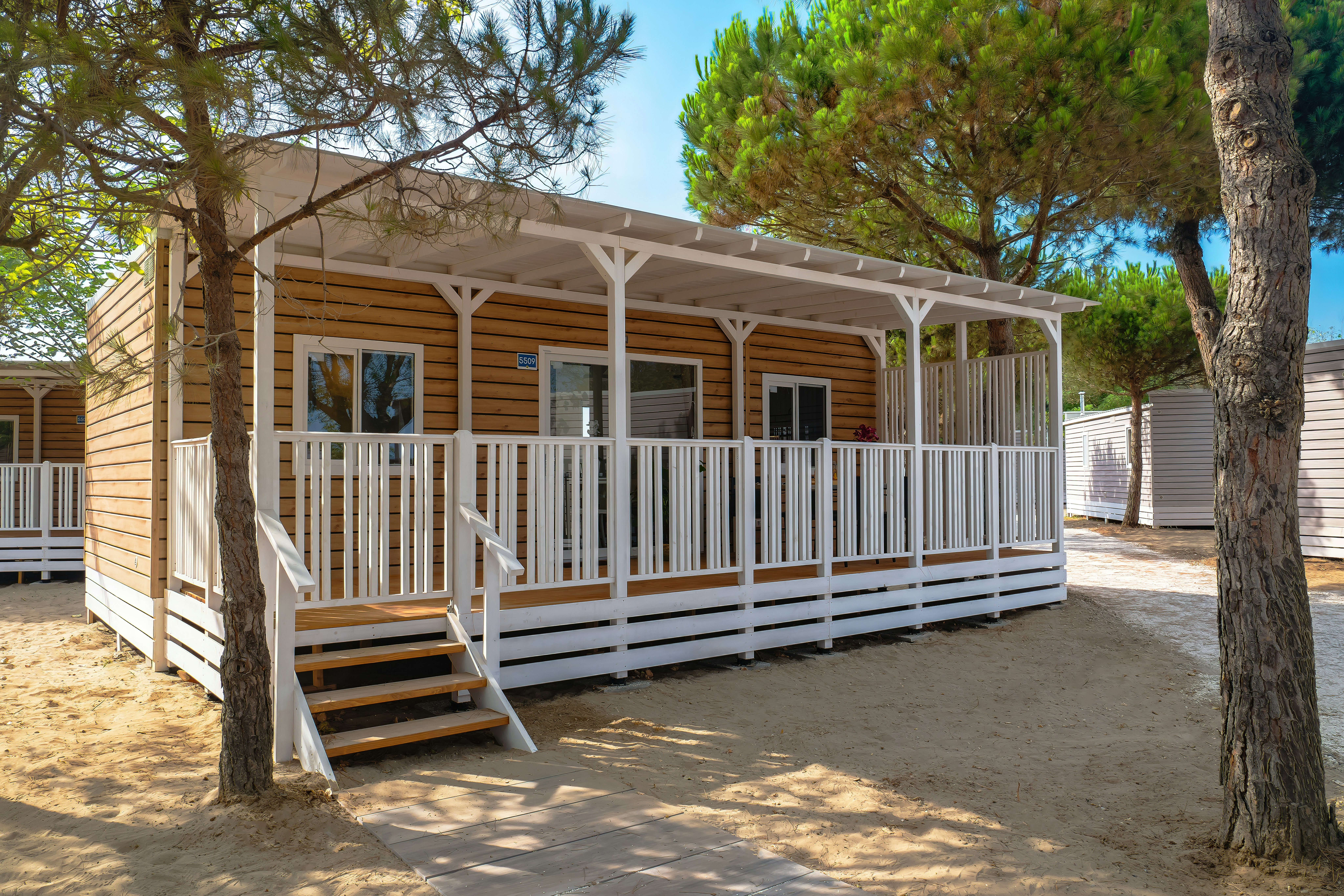Camping Villaggio dei Pini - Mobilheim mit Terrasse auf dem Campingplatz