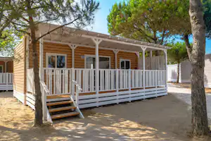 Camping Villaggio dei Pini - Mobilheim mit Terrasse auf dem Campingplatz