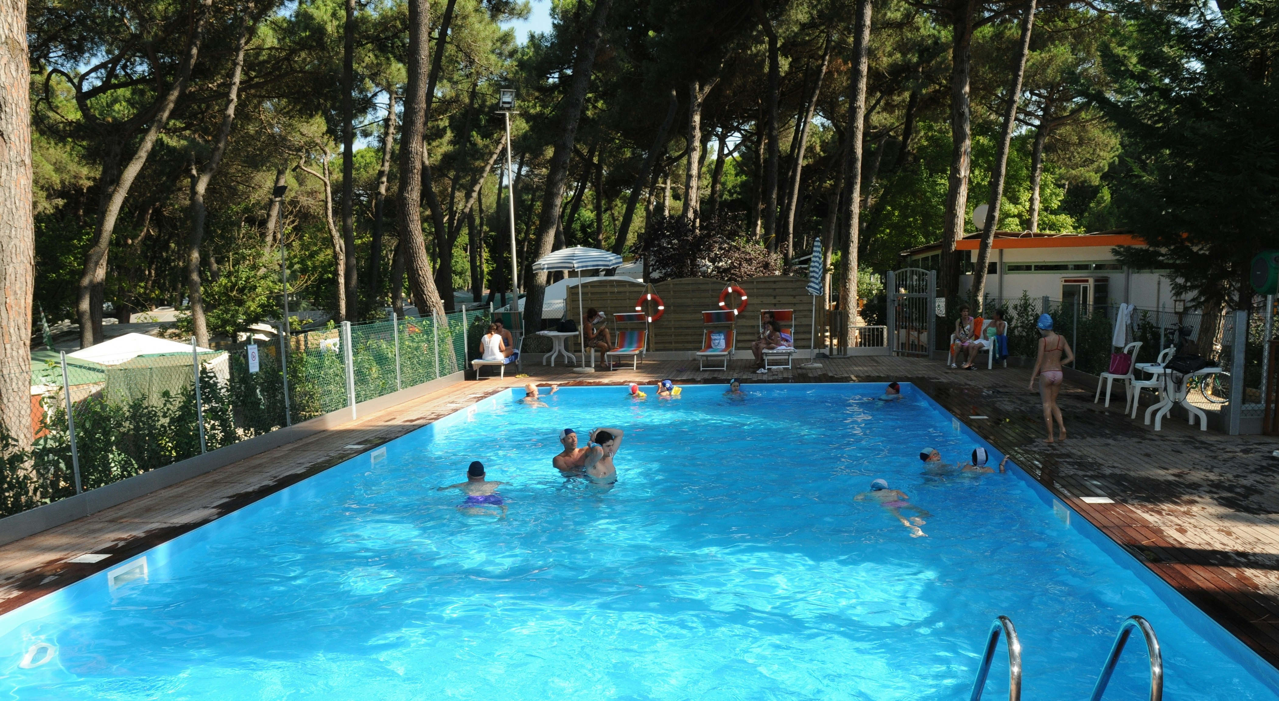 Camping Villaggio del Sole - Gäste liegen am Pool in der Sonne