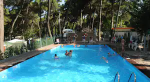 Camping Villaggio del Sole - Gäste liegen am Pool in der Sonne