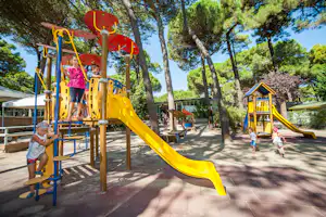 Camping Villaggio del Sole - Kinderspielplatz im Schatten auf dem Campingplatz