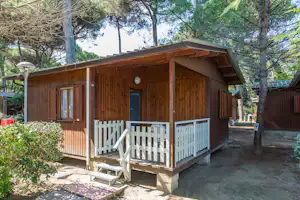 Camping Villaggio del Sole - Mobilheim im Schatten der Bäume auf dem Campingplatz
