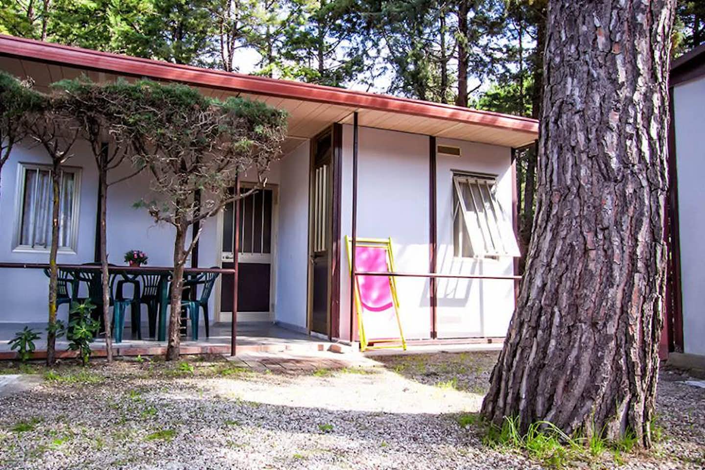 Camping Villaggio Desiderio - Mobilheim mit Terrasse auf dem Campingplatz 