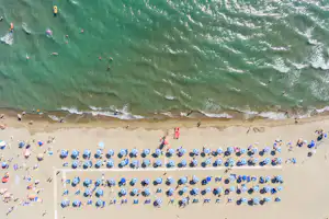 Camping Villaggio Le Marze - Campingplatz mit direktem Zugang zum Strand am Mittelmeer aus der Vogelperspektive