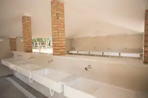 Camping Villaggio Le Marze - Sanitärbereich vom Campingplatz mit Waschbecken und Spiegel