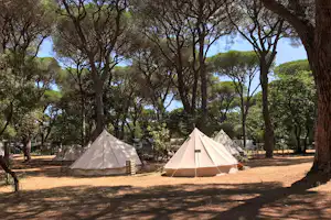 Camping Villaggio Le Marze - Mobilheime vom Campingplatz im Schatten von Bäumen